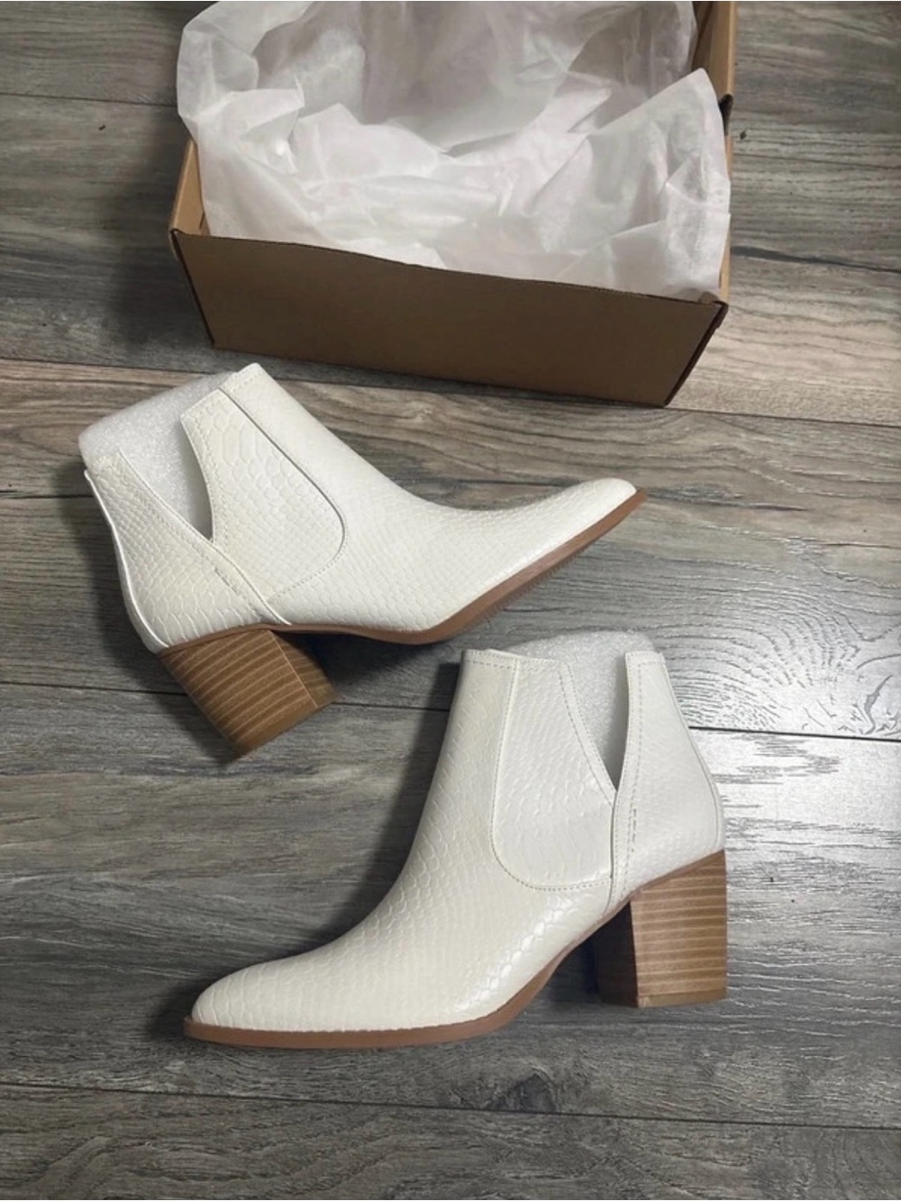 Amazon White Textured Chelsea Ankle Boots with Stacked Heel
